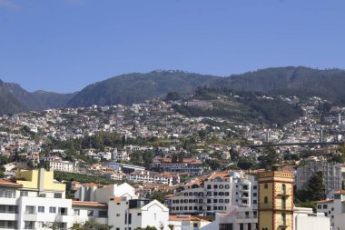 Bir yaz gününde şehrin güzel manzarası. Üst Manzara. Funchal. Madeira. Portekiz.