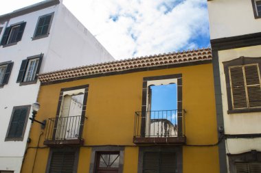 Eski kasaba şehrinde terk edilmiş bir evin manzarası. Funchal. Madeira. Portekiz.