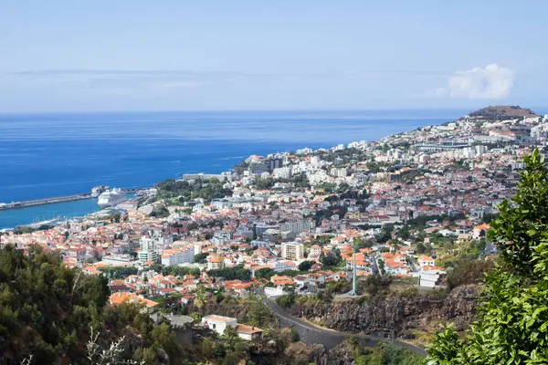 Bir yaz gününde şehrin güzel manzarası. Üst Manzara. Funchal. Madeira. Portekiz.