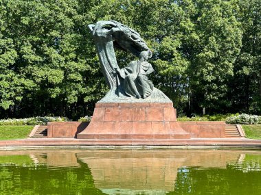 Frederic Chopin 'in yaz bahçesindeki anıtının güzel manzarası. Yakın plan. Varşova. Polonya.