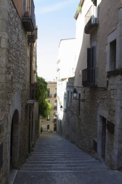 Eski kasabadaki cadde manzarası. Konum dikey. Yakın plan. Gerona. İspanya.