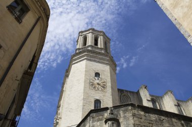 Katedralin ve saatin görüntüsü. Yakın plan. Gerona. İspanya.