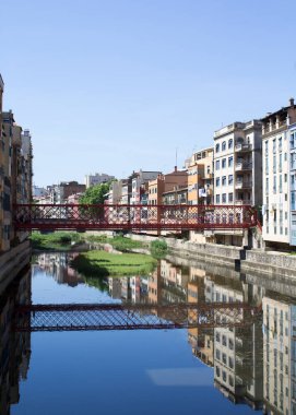 Eski kasaba ve Eyfel Köprüsü 'nün bir yaz günü manzarası. Gerona. İspanya.