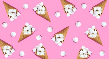 Pembe arka planda beyaz kremalı dondurma külahı. Düz yatıyordu. Üst görünüm.