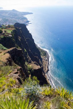 Cabo Girao kayalıklarının ve okyanusun güzel manzarası bir yaz günü. Konum dikey. Madeira. Portekiz.