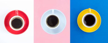 Kahve kolajı. Arka planda koyu kahve olan kahve fincanı. Üst görünüm.