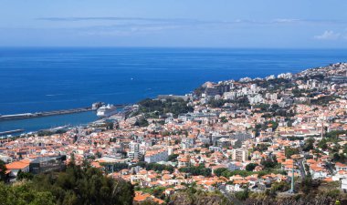 Bir yaz gününde şehrin ve okyanusun en iyi manzarası. Funchal. Madeira. Portekiz.