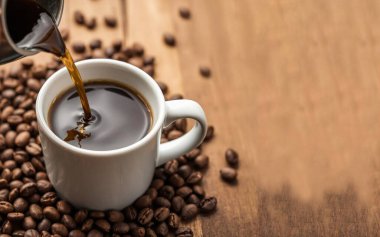 Masadaki beyaz fincanda sade kahve. Uzayı kopyala Üst görünüm.