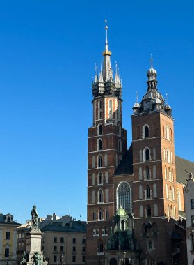 Güneşli bir günde St. Mary kilisesi manzarası. Yakın plan. Krakow. Polonya.