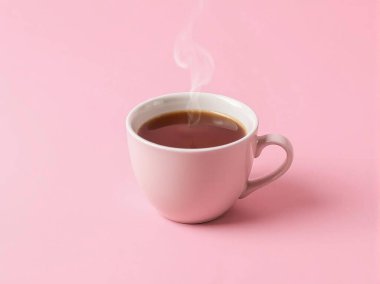 Pembe arka planda beyaz bardakta çay. Yakın plan..