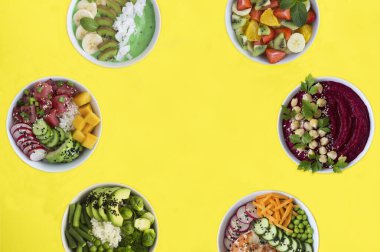 Salata, meyve salatası, sarı arka planda meyve ve sebzeli meyve suyu. Üst Manzara. Boşluğu kopyala.