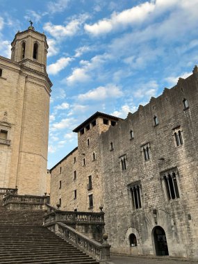 Katedrali ve eski evi bir günde görmek. Konum dikey. Gerona. İspanya.