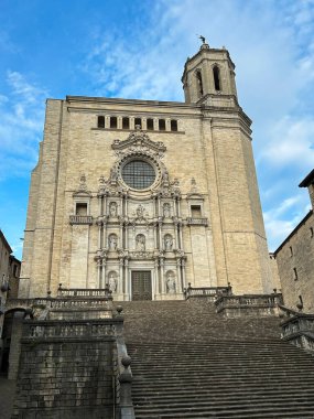 Bir gün katedralin güzel manzarası. Konum dikey. Gerona. İspanya.