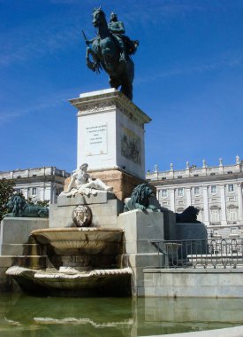 Kral IV. Philip 'in at sırtındaki heykeli Madrid' deki Plaza de Oriente 'de duruyor. İspanya.