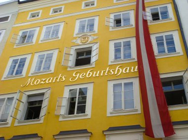 Mozart 'ın Salzburg' daki evine yakın çekim. Avusturya.