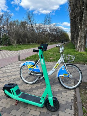 Bisikletli ve motosikletli, bahar parkında. Yakın plan..