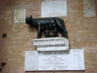 Duvardaki Capitoline Wolf heykeli. Yakın plan. Sienna. İtalya.