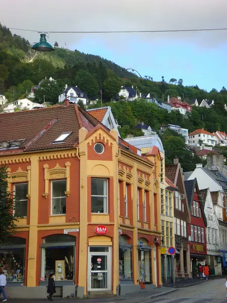 Bir yaz günü şehir caddesinin manzarası. Bergen. Norveç.