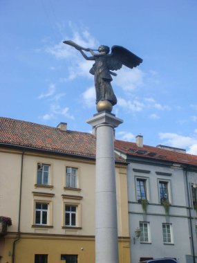 Mavi gökyüzüne karşı Melek heykeli manzarası. Yakın plan. Vilnius. Litvanya.