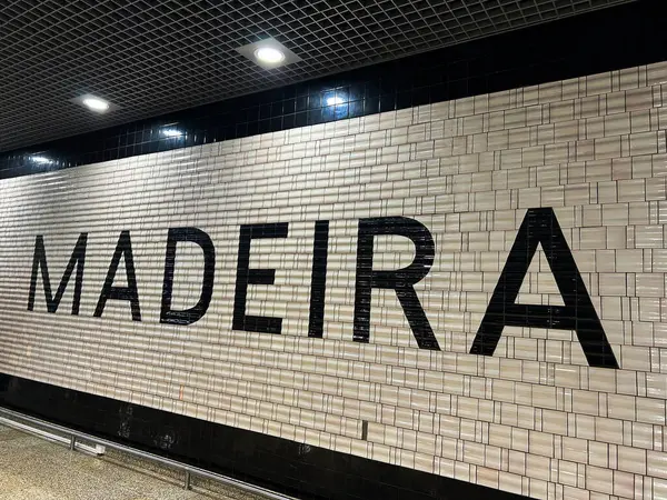 Havaalanı duvarında Madeira yazıyor. Funchal. Portekiz.