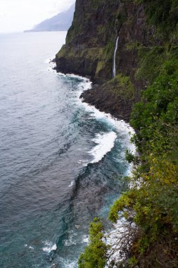 Güzel bir yaz günü okyanus ve şelale manzarası. Madeira. Portekiz.