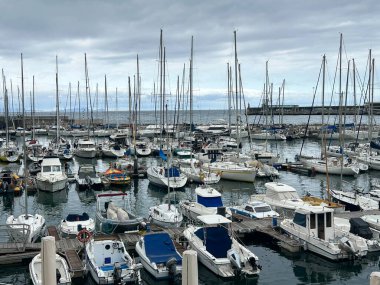 Bir gün limandaki yat manzarası. Funchal. Madeira. Portekiz.