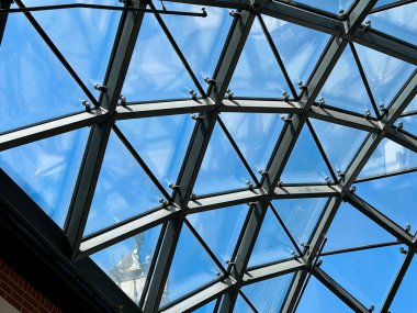 Tren istasyonunun çatısının manzarası. Yakın plan. Gdansk. Polonya.