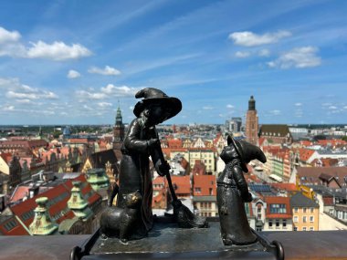 Bir yaz gününde şehrin ve cücelerin en iyi manzarası. Yılan pençesi. Polonya.