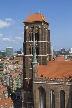Bir yaz gününde St. Mary Kilisesi ve şehir manzarası. Üst Manzara. Konum dikey. Gdansk. Polonya.