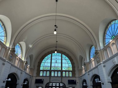 Tren istasyonunun iç koridoru görünüyor. Yakın plan. Gdansk. Polonya.