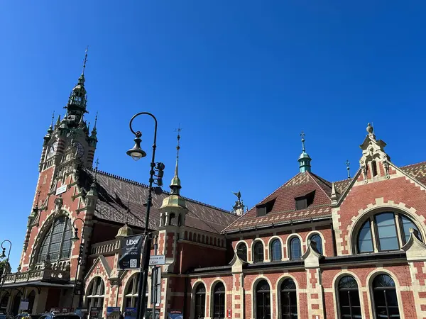 Tren istasyonunun manzarası. Yakın plan. Gdansk. Polonya.