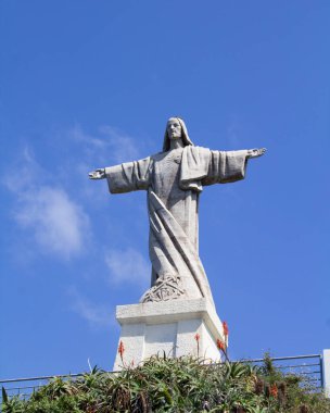 Mavi gökyüzüne karşı İsa heykeli. Yakın plan. Madeira. Portekiz.