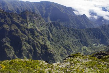 Pico do Arieiro 'nun güzel bir yaz günü manzarası. Madeira. Portekiz.