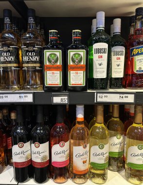 Havaalanında gümrüksüz bir rafta alkollü içecekler. Varşova. Polonya.