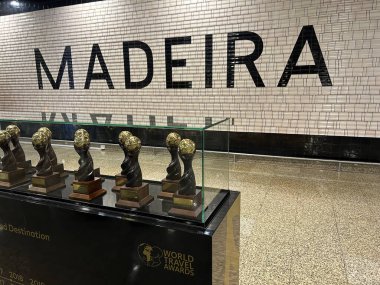 Havaalanı duvarında Madeira yazıyor. Funchal. Portekiz