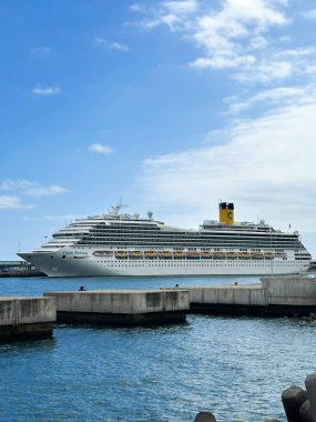 Beyaz yolcu gemisi. Konum dikey. Funchal. Madeira. Portekiz.