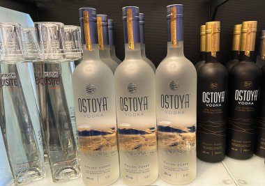 Havaalanında gümrüksüz bir rafta alkollü içecekler. Varşova. Polonya.