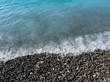 Kayalık sahilde deniz dalgası. Yakın plan. Fransa.