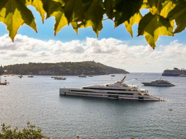 Yazın körfezin güzel manzarası. Villefranche-sur-Mer. Fransa.