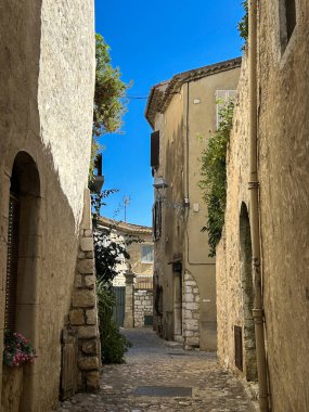Eski kasabadaki bir yaz günü cadde manzarası. Saint-Paul-de-Vence. Fransa.