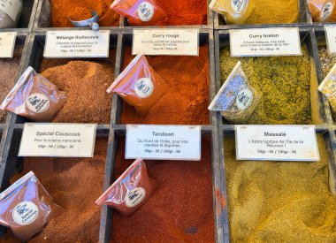 Çiftçi pazarında farklı baharatlar. Yakın plan. Üst Manzara. Fransa.