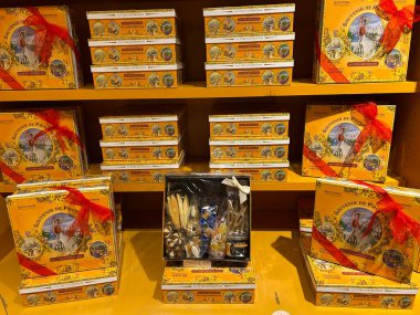 Mağaza rafındaki hediye kutularında geleneksel Provencal kurabiyeler. Yakın plan. Fransa.