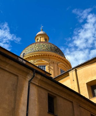 Güzel Katedral 'in Kubbesi Bakire Meryem ve Aziz Reparata' nın Varsayımına adanmıştır. Yakın plan. Fransa.