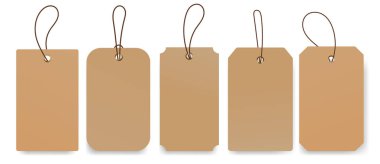 Çeşitli şekillerde dizgileri olan boş kraft kağıt etiketleri. Ürün etiketlemesi, hediye paketi, fiyat etiketleri, markalaşma, el işi projeleri için İfadeli Boş Etiket Etiketleri.