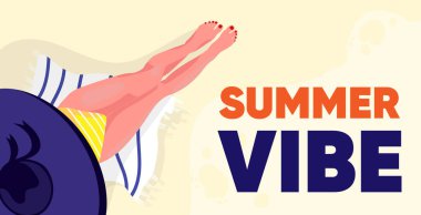 Geniş kenarlı şapkalı bir havluyla güneşlenen bir kadınla yaz illüstrasyonu. Seyahat promosyonları, tatil reklamları, plaj temalı ve sosyal medya için kalın bir Summer Vibe tipografisi.