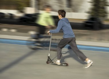 Motosikletli bir gencin bulanık bir arka planı var.