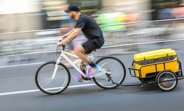Futár Egy Kerékpáron Egy Kocsi Siet Hogy Megrendelés — Stock Fotó