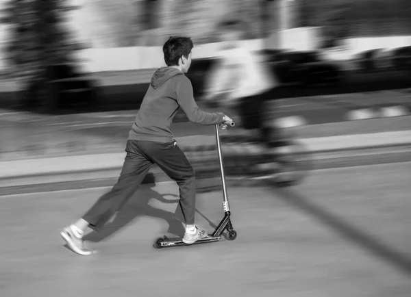 Vue Latérale Adolescent Sur Scooter Sur Fond Flou — Photo