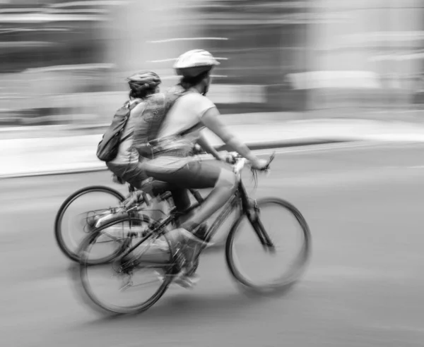 街の通りを動き回る自転車の青いシルエット — ストック写真