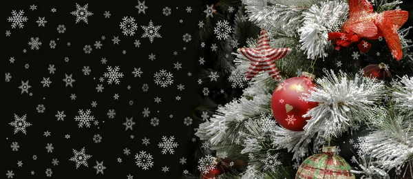 Karanlık Bir Arka Planda Kar Taneleriyle Süslenmiş Noel Ağacı — Stok fotoğraf